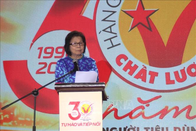 Bà Vũ Kim Hạnh, Chủ tịch Hiệp hội Doanh nghiệp hàng Việt Nam chất lượng cao phát biểu tại sự kiện. Ảnh: Mỹ Phương – TTXVN.