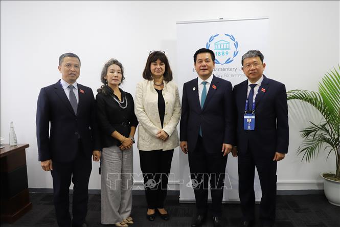 Phó Chủ tịch Quốc hội Nguyễn Hồng Diên và Tổng Thư ký IPU Anda Filip cùng các thành trong đoàn Việt Nam chụp ảnh lưu niệm. Ảnh: Hoàng Nhương – PV TTXVN tại châu Phi