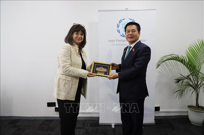 Phó Chủ tịch Quốc hội Nguyễn Hồng Diên và Tổng Thư ký IPU Anda Filip. Ảnh: Hoàng Nhương – PV TTXVN tại châu Phi