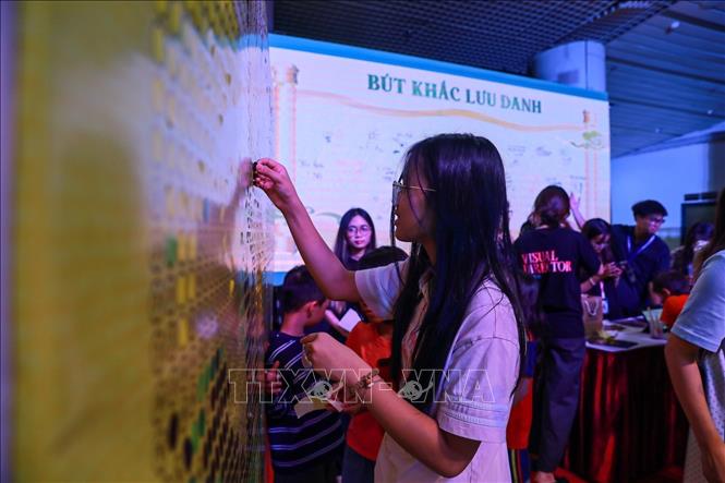 Không gian tương tác tạo thêm trải nghiệm cho công chúng, giúp những giá trị di sản được tiếp cận bằng phương thức mới. Ảnh: Khánh Hoà - TTXVN