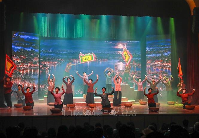 Điểm nhấn của Thời khắc là vở “Huyền tích Hồ Gươm”  khai thác câu chuyện về Vua Lê, Quan Hành khiển Ức Trai, cuộc khởi nghĩa Lam Sơn và truyền thuyết hoàn trả gươm báu cho Rùa thần. Tác phẩm kết hợp nghệ thuật sân khấu với công nghệ AI, gợi mở những giá trị lịch sử, văn hóa gắn với hồ Hoàn Kiếm và khát vọng hòa bình của dân tộc. Ảnh: Khánh Hoà - TTXVN