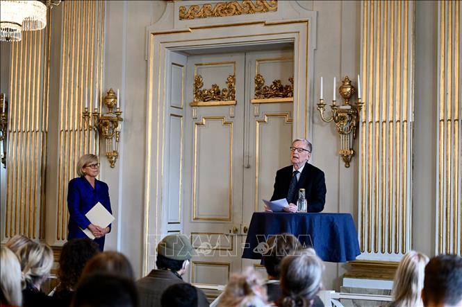 Lễ công bố giải Nobel Văn học 2026 thuộc về nữ nhà thơ, nhà tiểu luận và dịch giả người Canada Anne Carson tại Viện Hàn lâm Khoa học Hoàng gia Thụy Điển ở Stockholm, ngày 8/10/2026. Ảnh: THX/TTXVN phát