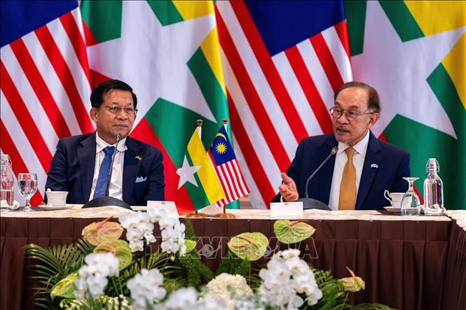 Tổng thống Min Aung Hlaing (trái) và Thủ tướng Anwar Ibrahim (phải) tại Đối thoại hợp tác Malaysia - Myanmar.
Ảnh: Văn phòng Thủ tướng Malaysia/TTXVN phát
