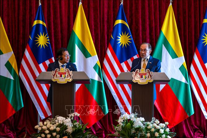 Tổng thống Min Aung Hlaing (trái) và Thủ tướng Anwar Ibrahim (phải) tại buổi họp báo chung. Ảnh: Văn phòng Thủ tướng Malaysia/TTXVN phát
