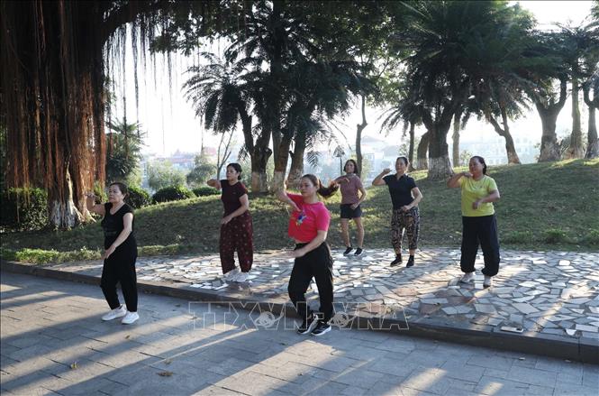 Thành viên các câu lạc bộ luyện tập thể dục thể thao tại Công viên Chi Lăng, phường Lương Văn Tri, tỉnh Lạng Sơn. Ảnh: Anh Tuấn – TTXVN