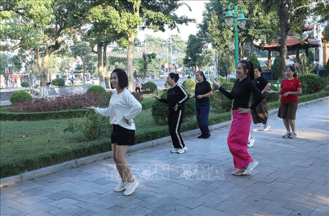 Thành viên các câu lạc bộ luyện tập thể dục thể thao tại Công viên Chi Lăng, phường Lương Văn Tri, tỉnh Lạng Sơn. Ảnh: Anh Tuấn – TTXVN
