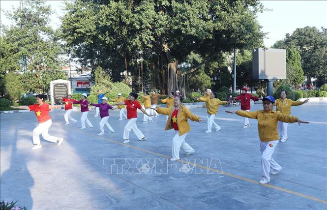 Thành viên các câu lạc bộ luyện tập thể dục thể thao tại Tượng đài đồng chí Hoàng Văn Thụ, phường Lương Văn Tri, tỉnh Lạng Sơn. Ảnh: Anh Tuấn – TTXVN
