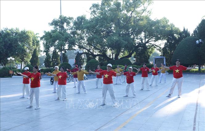 Thành viên các câu lạc bộ luyện tập thể dục thể thao tại khu vực Tượng đài đồng chí Hoàng Văn Thụ, phường Lương Văn Tri, tỉnh Lạng Sơn. Ảnh: Anh Tuấn – TTXVN