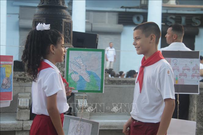 Học sinh trò chuyện trong ngày đầu năm học mới ở La Habana (Cuba), ngày 1/9/2026. Ảnh: Ngọc Duy – PV TTXVN tại Cuba
