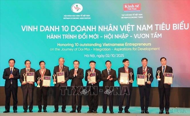 Phó Thủ tướng Hồ Đức Phớc chúc mừng các doanh nhân tại buổi Vinh danh 10 Doanh nhân Việt Nam tiêu biểu năm 2025. Ảnh: Khánh Hoà - TTXVN