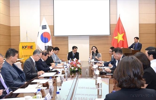 Thương vụ Việt Nam tại Hàn Quốc và Liên đoàn Doanh nghiệp siêu nhỏ Hàn Quốc (KFME) tổ chức lễ ký kết Biên bản ghi nhớ hợp tác (MOU) nhằm hỗ trợ phát triển tiểu thương, doanh nghiệp siêu nhỏ hai nước (7/2026). Ảnh: Khánh Vân - TTXVN 