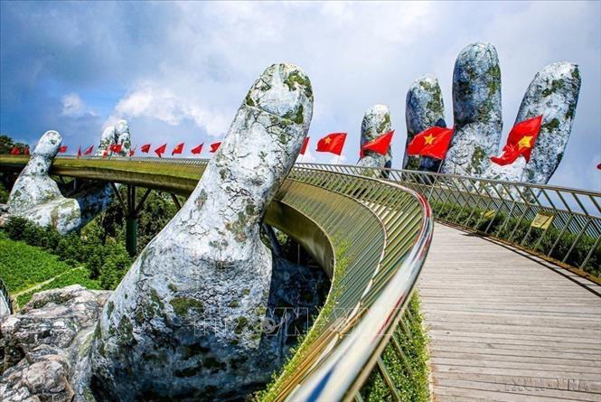 Công trình Cầu Vàng nằm trong quần thể du lịch Sun World Bà Nà Hills Đà Nẵng do Công ty Cổ phần Tập đoàn Mặt Trời (Sun Group) đầu tư, không chỉ thu hút khách du lịch nội địa mà còn nổi tiếng thế giới khiến du khách quốc tế thích thú muốn đến tận nơi chiêm ngưỡng. Ảnh: Trần Lê Lâm – TTXVN