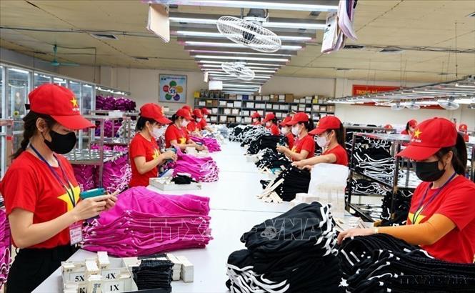 Công nhân sản xuất, hoàn thiện hàng may mặc xuất khẩu tại các doanh nghiệp trên địa bàn tỉnh Bắc Ninh góp phần đưa tổng kim ngạch xuất nhập khẩu 9 tháng năm 2026 của địa phương đạt 177,8 tỷ USD, dẫn đầu cả nước. Ảnh: Đồng Thúy - TTXVN