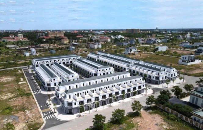 Dự án nhà ở xã hội do Công ty TNHH Vận hành Vincom Retail, thuộc Tập đoàn Vingroup, đầu tư xây dựng tại phường Nam Đông Hà, tỉnh Quảng Trị giúp giải quyết nhu cầu an cư cho người thu nhập thấp, đồng thời thúc đẩy an sinh xã hội và ổn định kinh tế vĩ mô. Ảnh: Nguyên Linh-TTXVN