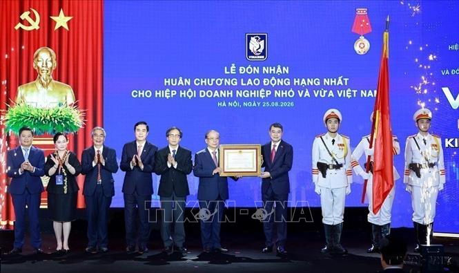 Thủ tướng Lê Minh Hưng trao Huân chương Lao động hạng Nhất cho Hiệp hội Doanh nghiệp nhỏ và vừa Việt Nam tại Lễ kỷ niệm 20 năm thành lập Hiệp hội Doanh nghiệp nhỏ và vừa Việt Nam (VINASME). Ảnh: Dương Giang – TTXVN