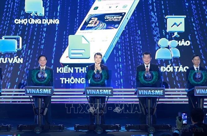 Thủ tướng Lê Minh Hưng và các đại biểu thực hiện nghi thức ra mắt nền tảng số của Hiệp hội Doanh nghiệp nhỏ và vừa Việt Nam (8/2026). Ảnh: Dương Giang – TTXVN