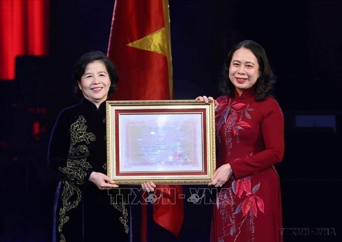 Phó Chủ tịch nước Võ Thị Ánh Xuân trao Huân chương Độc lập hạng 3 cho Anh hùng Lao động Mai Kiều Liên, Tổng Giám đốc Công ty Cổ phần Sữa Việt Nam - Vinamilk (7/2026). Ảnh: An Đăng – TTXVN
