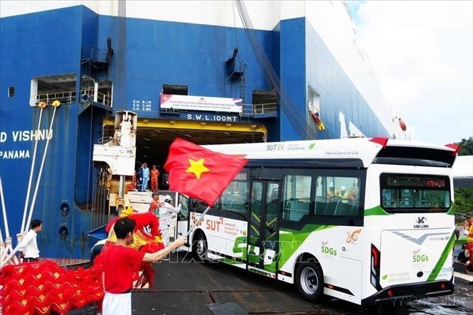 Xe ô tô buýt thuần điện của Kim Long Motor di chuyển từ cảng Chân Mây, thành phố Huế, lên tàu biển để xuất khẩu sang Thái Lan. Ảnh: Nguyên Lý – TTXVN