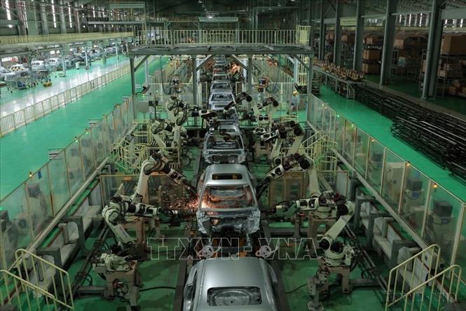Tập đoàn THACO đầu tư dây chuyền hàn tự động thân xe ô tô với hệ thống robot thế hệ mới nhất, xoay được tất cả các góc đáp ứng yêu cầu công nghệ hàn, cùng robot định vị thân xe giúp mối hàn cứng, vững, độ chính xác cao. Ảnh: Hoàng Hiếu – TTXVN