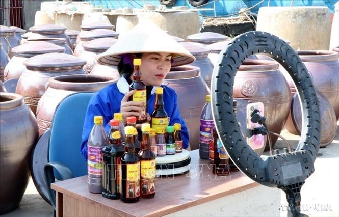 Công ty TNHH Cường Là, xã Hải Thịnh (Ninh Bình) xây dựng các buổi live streams bán hàng trên sàn thương mại điện tử nhằm quảng bá sản phẩm, thu hút khách hàng. Ảnh: Nguyễn Lành - TTXVN