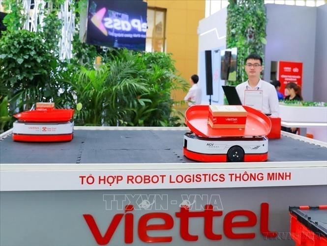 Tổ hợp robot logistics thông minh của Tổng công ty Viễn thông Viettel giới thiệu tại Hội chợ mùa thu 2025. Ảnh: Khánh Hoà – TTXVN