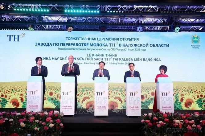 Các đại biểu thực hiện nghi thức khánh thành Nhà máy chế biến sữa tươi sạch TH của Tập đoàn TH tại tỉnh Kaluga, Liên bang Nga (5/2025). Ảnh: Thống Nhất – TTXVN