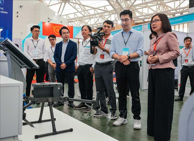 Đại biểu tham quan gian trưng bày những thành tựu khoa học, chuyển đổi số. Ảnh: Hoàng Hiếu - TTXVN
