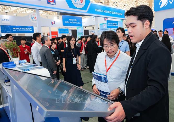 Đại biểu tham quan gian trưng bày những thành tựu khoa học, chuyển đổi số. Ảnh: Hoàng Hiếu - TTXVN