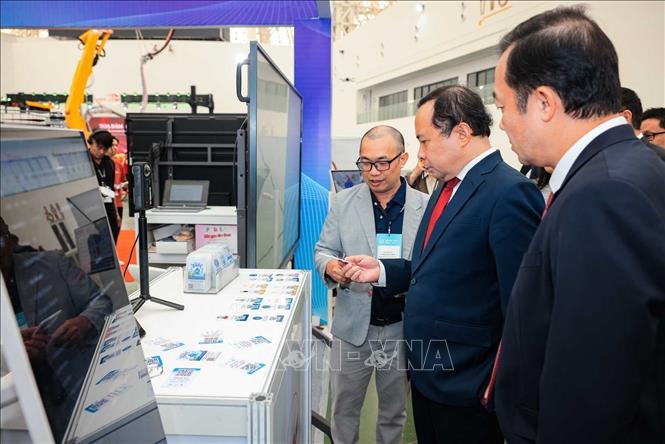Uỷ viên Trung ương Đảng, Bộ trưởng Bộ Khoa học và Công nghệ Vũ Hải Quân và đại biểu tham quan gian trưng bày thành tựu khoa học, chuyển đổi số. Ảnh: Hoàng Hiếu - TTXVN