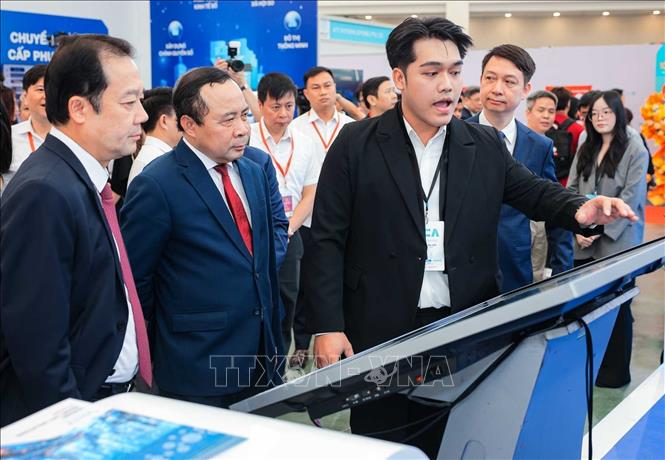 Uỷ viên Trung ương Đảng, Bộ trưởng Bộ Khoa học và Công nghệ Vũ Hải Quân và các đại biểu tham quan gian trưng bày thành tựu khoa học, chuyển đổi số. Ảnh: Hoàng Hiếu - TTXVN