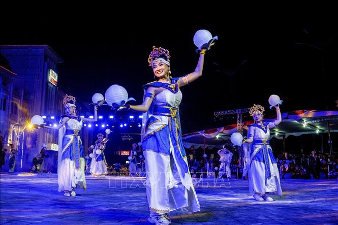 Đoàn nghệ thuật trình diễn trên đường phố Yogyakarta, Indonesia trong Lễ hội đêm Wayang Jogja, ngày 7/10/2026. Ảnh: THX/TTXVN phát