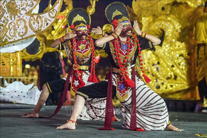 Các nghệ sĩ trình diễn trên đường phố Yogyakarta, Indonesia trong Lễ hội đêm Wayang Jogja, ngày 7/10/2026. Ảnh: THX/TTXVN phát