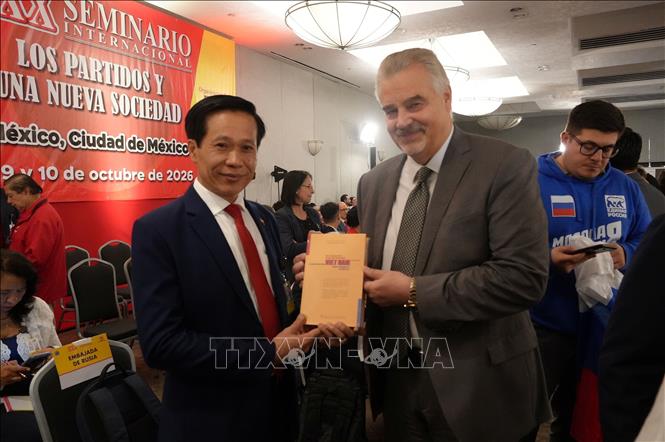 Phó Giám đốc Học viện Chính trị quốc gia Hồ Chí Minh Hoàng Phúc Lâm tặng cuốn sách “Khát vọng Việt Nam hùng cường trong kỷ nguyên mới’’ cho Trường đoàn Nga. Ảnh: Phi Hùng - PV TTXVN tại Mexico