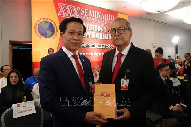 Phó Giám đốc Học viện Chính trị quốc gia Hồ Chí Minh Hoàng Phúc Lâm tặng cuốn sách “Khát vọng Việt Nam hùng cường trong kỷ nguyên mới’’ cho Chủ tịch Ủy ban Đối ngoại Hạ viện Mexico là nghị sĩ Pedro Vázquez González. Ảnh: Phi Hùng - PV TTXVN tại Mexico