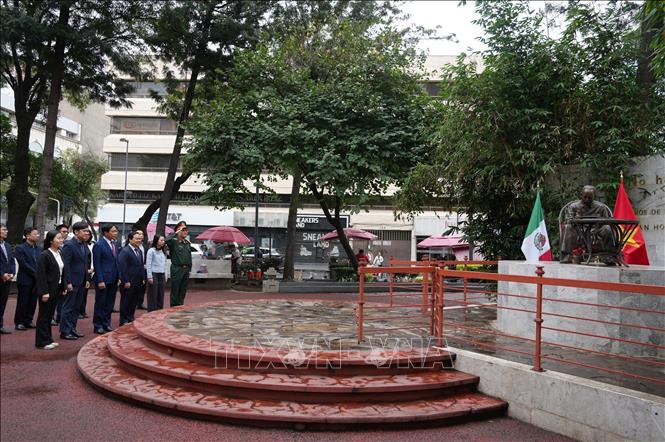 Đoàn công tác dâng hoa tại Khuôn viên Tượng đài Chủ tịch Hồ Chí Minh trong Công viên Tự do các dân tộc tại trung tâm thủ đô Mexico City. Ảnh: Phi Hùng - PV TTXVN tại Mexico