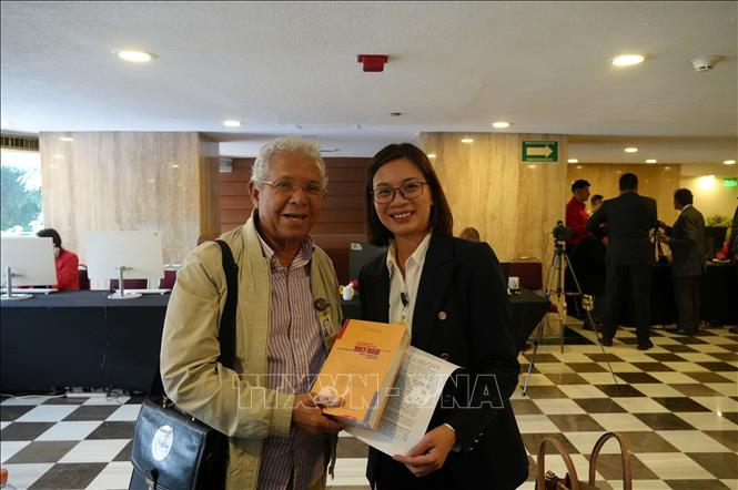 Một đại biểu với cuốn sách “Khát vọng Việt Nam hùng cường trong kỷ nguyên mới’’ tập hợp các bài viết, phát biểu tiêu biểu của Tổng Bí thư, Chủ tịch nước Tô Lâm. Ảnh: Phi Hùng - PV TTXVN tại Mexico
