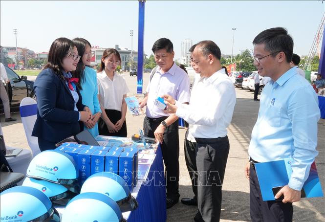 Các đại biểu tham quan gian hàng Ngân hàng Công thương Chi nhánh Bắc Giang, tìm hiểu các giải pháp thanh toán không dùng tiền mặt tại sự kiện. Ảnh: Đồng Thúy - TTXVN
