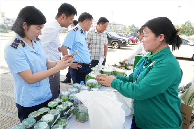 Người dân trải nghiệm mua hàng và thanh toán bằng mã QR tại sự kiện. Ảnh: Đồng Thúy - TTXVN