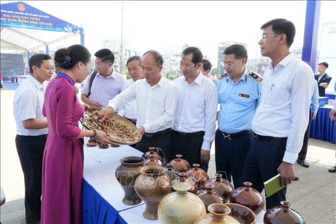 Các đại biểu tham quan các gian hàng trưng bày, giới thiệu sản phẩm tại sự kiện. Ảnh: Đồng Thúy - TTXVN