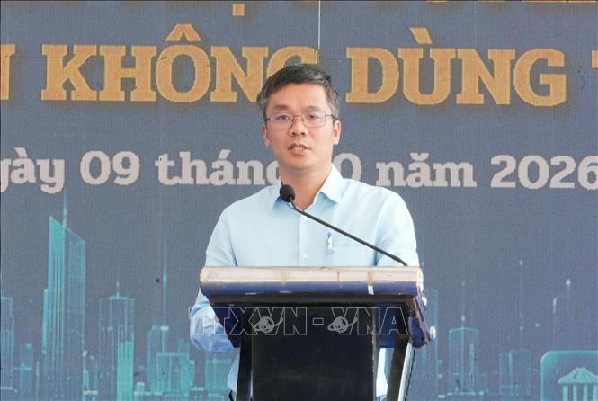 Phó Giám đốc Ngân hàng Công Thương Việt Nam (VietinBank) Chi nhánh Bắc Giang Nguyễn Tiến Mạnh chia sẻ về các giải pháp thúc đẩy thanh toán không dùng tiền mặt tại sự kiện. Ảnh: Đồng Thúy - TTXVN