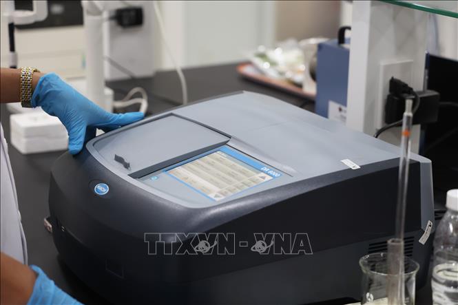 Máy quang phổ tử ngoại khả kiến để phân tích nước. Ảnh: Hồng Đạt - TTXVN