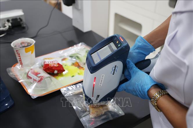 Máy Huỳnh quang tia X cầm tay để kiểm nghiệm cơ động, phân tích hàm lượng kim loại nặng trong thực phẩm, phục vụ kiểm nghiệm thức ăn trong công tác cảnh vệ. Ảnh: Hồng Đạt - TTXVN