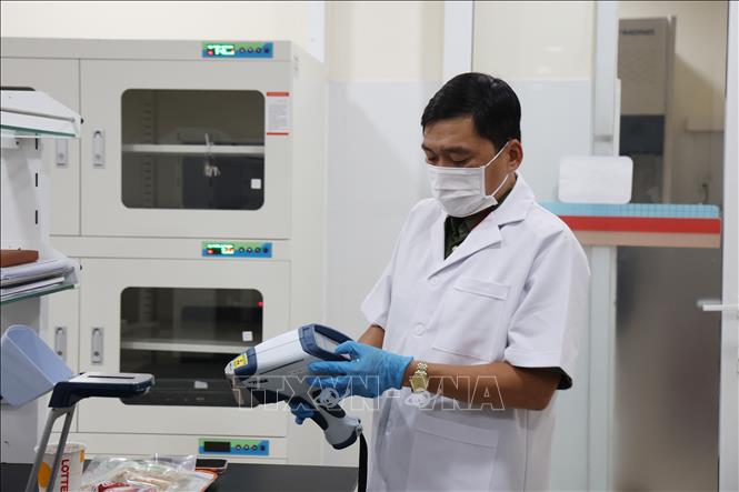 Đại úy Lê Công Văn, Đội Kỹ thuật bảo vệ, Phòng Cảnh vệ miền Nam làm công tác hóa nghiệm. Ảnh: Hồng Đạt - TTXVN
