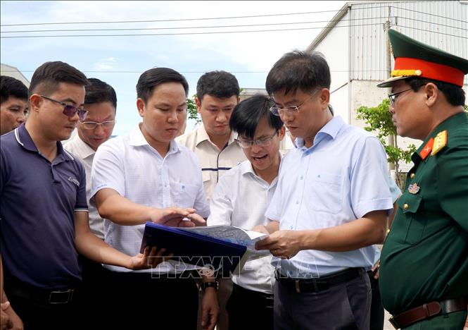 Phó Chủ tịch Ủy ban nhân dân tỉnh Quảng Ngãi Đỗ Tâm Hiển kiểm tra hệ thống thoát nước tại Khu kinh tế Dung Quất. Ảnh: Lê Phước Ngọc - TTXVN