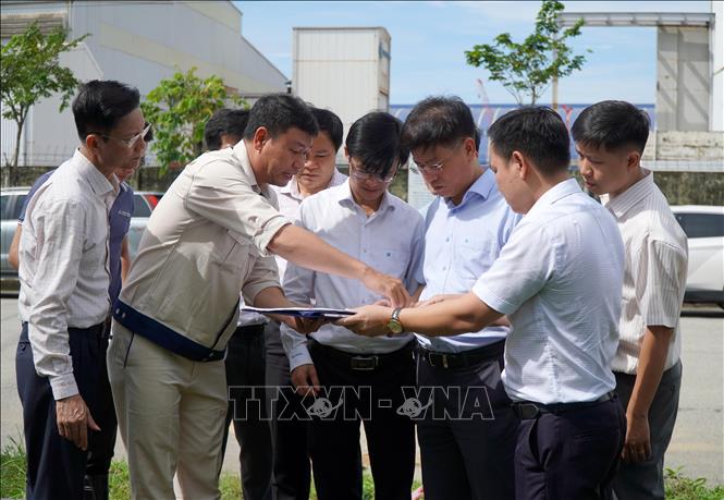 Phó Chủ tịch Ủy ban nhân dân tỉnh Quảng Ngãi Đỗ Tâm Hiển kiểm tra hệ thống thoát nước tại Khu kinh tế Dung Quất. Ảnh: Lê Phước Ngọc - TTXVN 