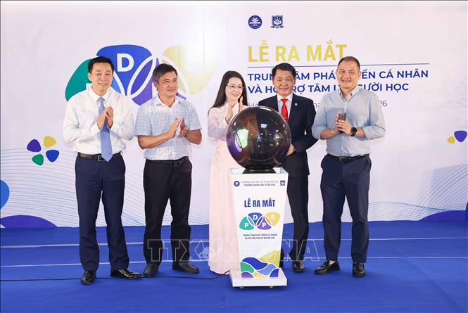 Đại biểu thực hiện nghi thức chính thức khai trương Trung tâm Phát triển cá nhân và Hỗ trợ người học (PDPS). Ảnh: Thanh Tùng - TTXVN