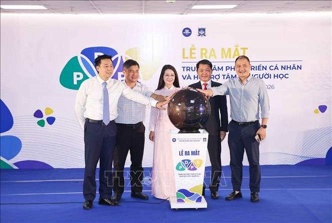Các đại biểu thực hiện nghi thức chính thức khai trương Trung tâm Phát triển cá nhân và Hỗ trợ người học (PDPS). Ảnh: Thanh Tùng - TTXVN