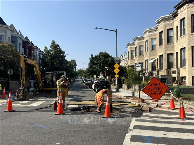 Công nhân thi công, sửa chữa đường phố tại thủ đô Washington D.C. Các khoản chi tiêu công gia tăng trong khi nguồn thu ngân sách tăng chậm hơn tiếp tục gây sức ép lên tài chính liên bang Mỹ.	Ảnh: Đoàn Hùng - P/v TTXVN tại Mỹ