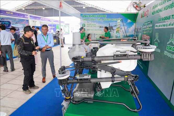 Phương tiện bay không người lái được ứng dụng trong lĩnh vực nông nghiệp, góp phần nâng cao hiệu quả sản xuất. Ảnh: Giang Phương - TTXVN