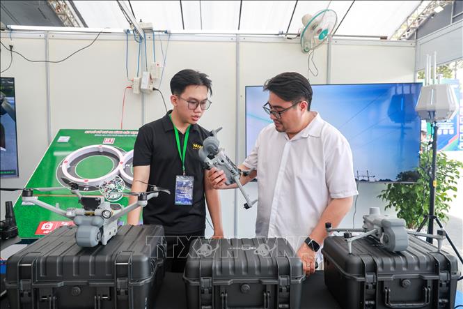 Các thiết bị bay không người lái hỗ trợ giám sát tài nguyên, môi trường và phục vụ công tác quản lý tại địa phương. Ảnh: Giang Phương - TTXVN